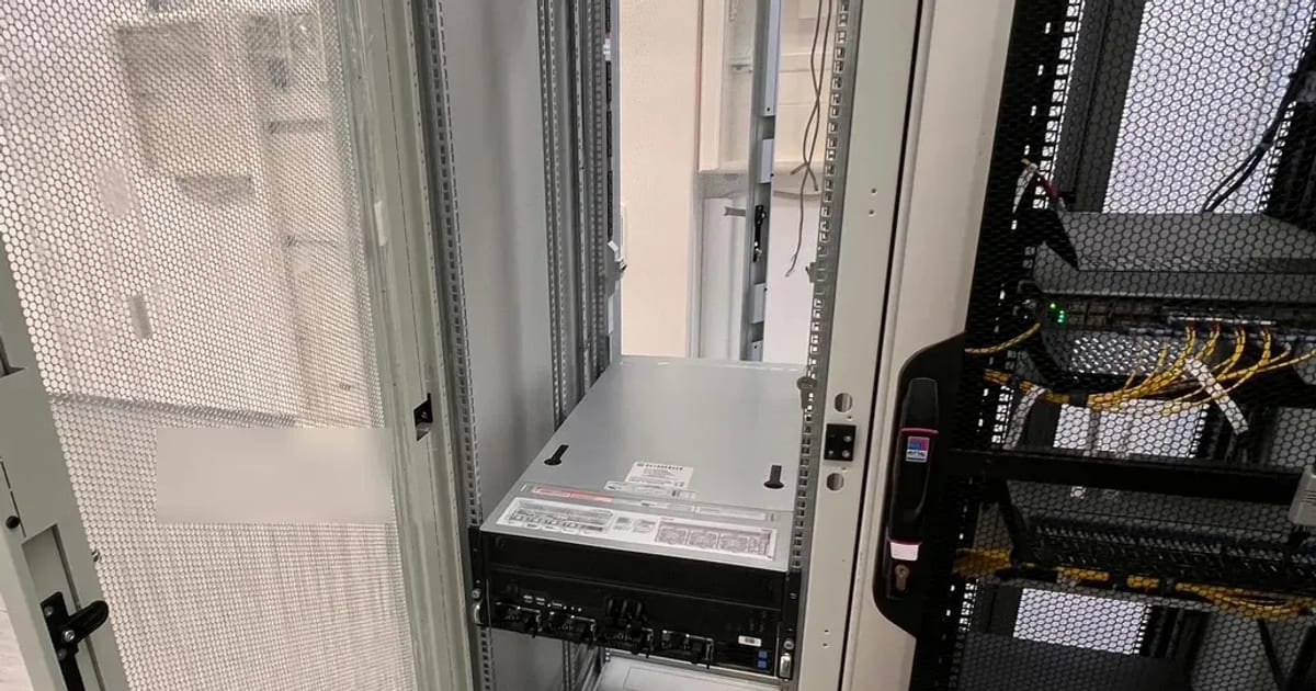 AURA GPU сървър, монтиран в rack в професионален дата център