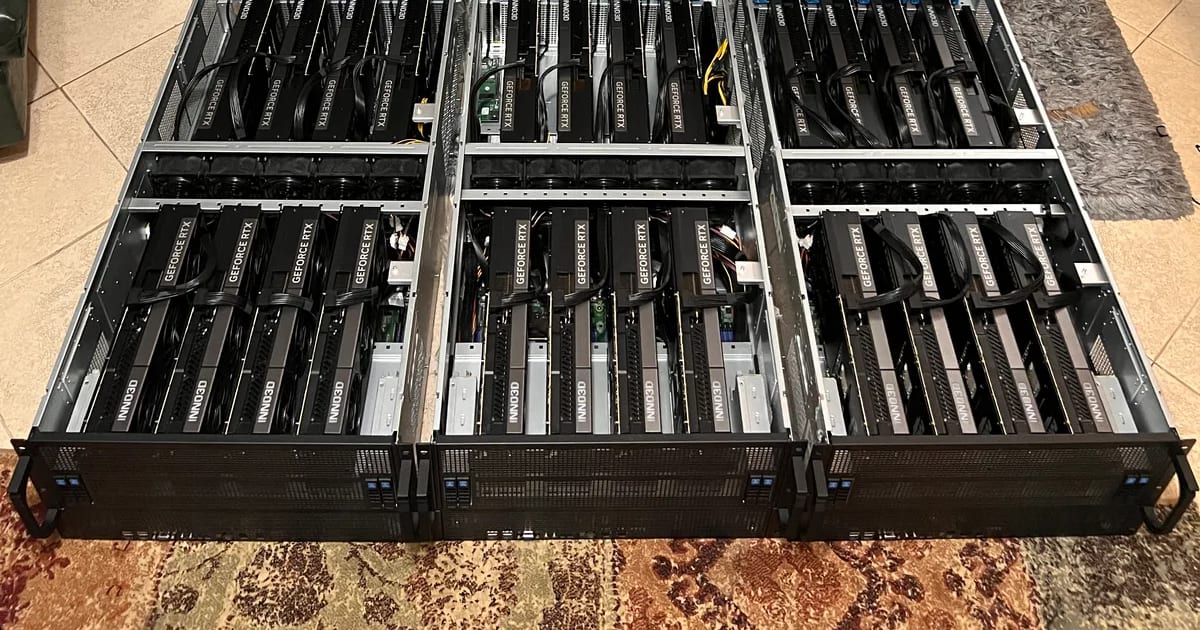 Drei 4U-GPU-Server mit je acht RTX-Karten während der Montage