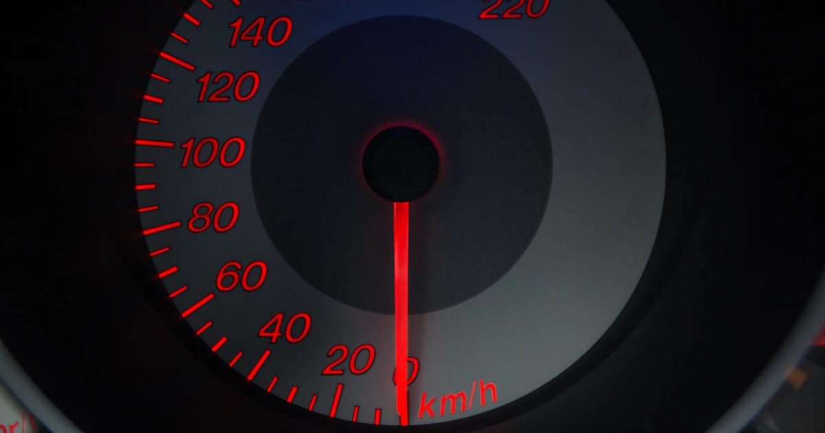 Скоростомер на автомобил с червена подсветка, стрелката стои на 0 km/h