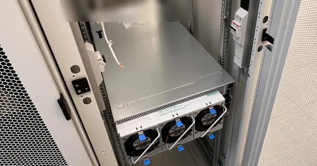 Задна страна на AURA 4U-G8E2 в rack - модулите на резервираното захранване